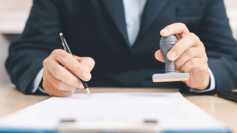 Rešenje je obavezno jer služi kao jedini pravni dokaz da je odsustvo radnika odobreno i usklađeno sa Zakonom o radu