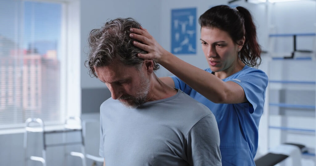 Medicinska sestra pregleda pacijenta radi procene simptoma koji mogu ukazivati na profesionalno oboljenje