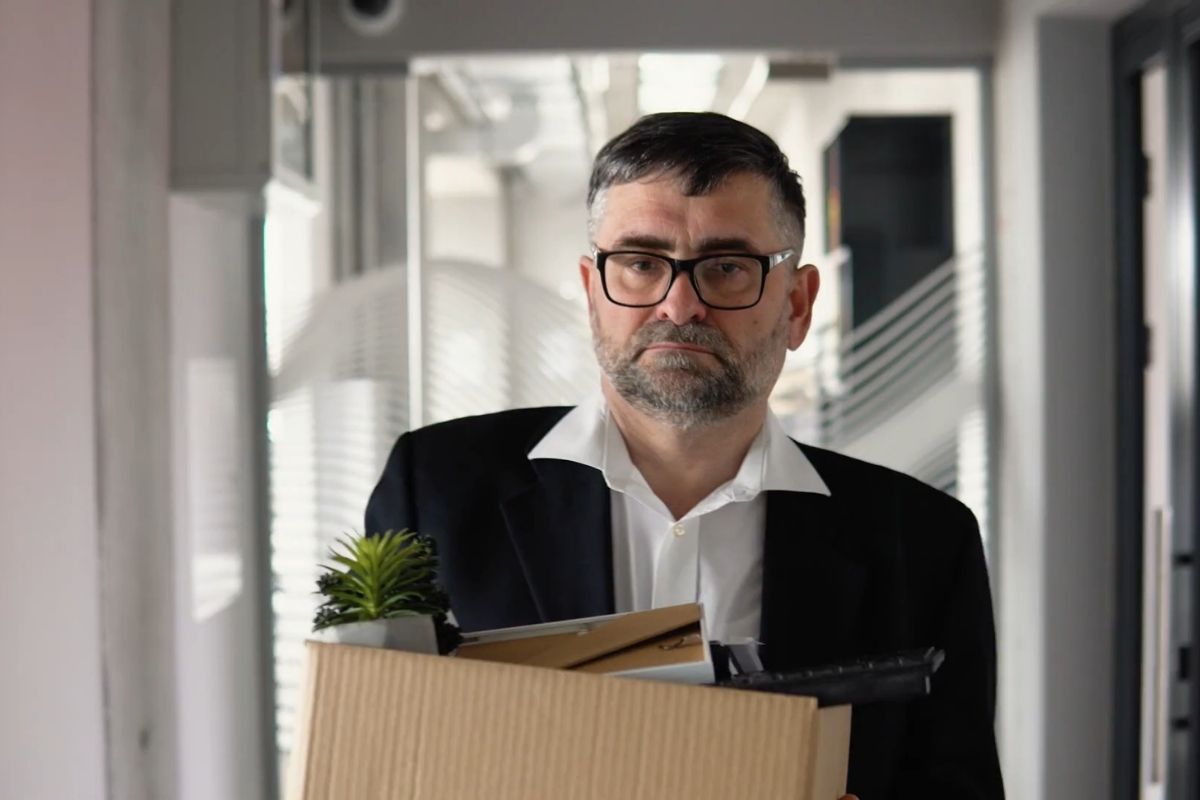 prikaz osobe koja drži kutiju sa spakovanim stvarima iz firme nakon dobijanja otkaza