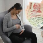 prikaz trudnice koja sedi na fotelji i novca pored